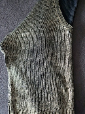 Metallic knitted blouse with V neckline used, gold