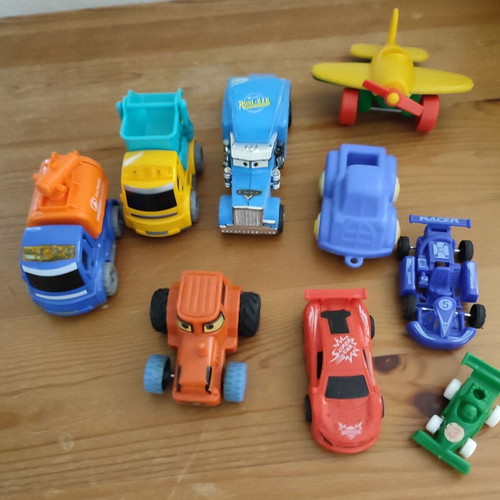 Set of 9 children's plastic vehicles and toys like new