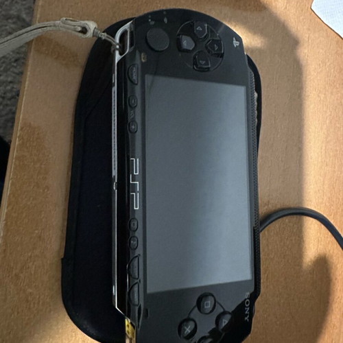 Sony PSP-1004 Fat Black used, complete pack with charger and 2x2GB memory cards