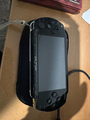 Sony PSP-1004 Fat Black used, complete pack with charger and 2x2GB memory cards
