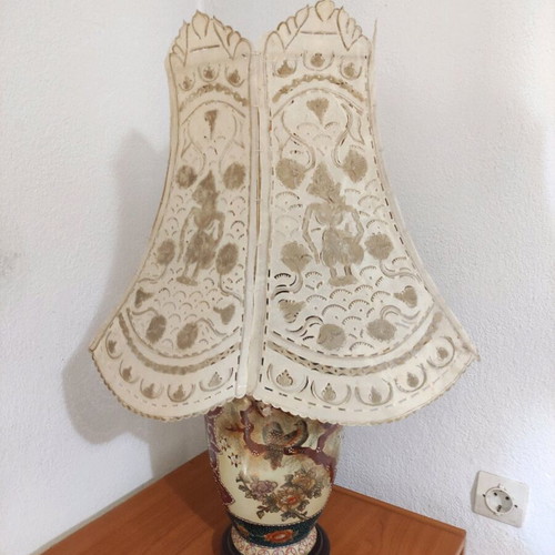 Table lamp Chinese decorative large like new with lampshade