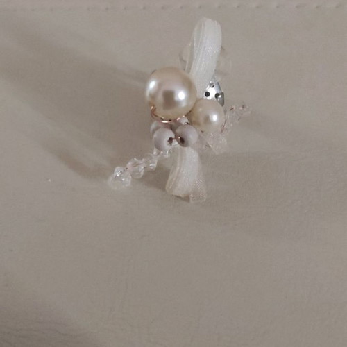 Fo ring with pearl and adjustable opening for all fingers
