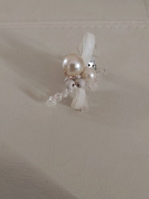 Fo ring with pearl and adjustable opening for all fingers