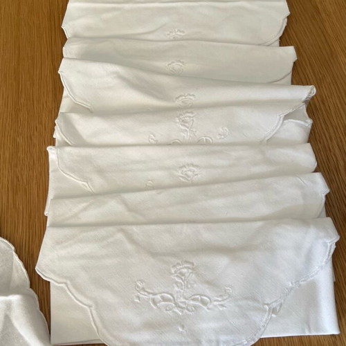 Set of 10 white dinner napkins like new, 100% cotton with handmade embroidery
