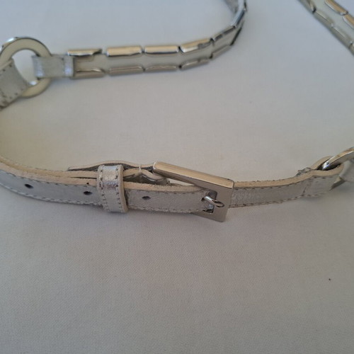 Women's belt silver color leather used