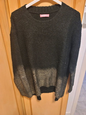 Pink Woman sweater like new, black with gold wide fit, size M