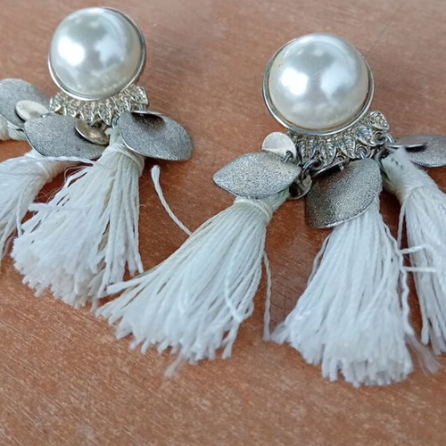 Earrings with tassels used, gold color