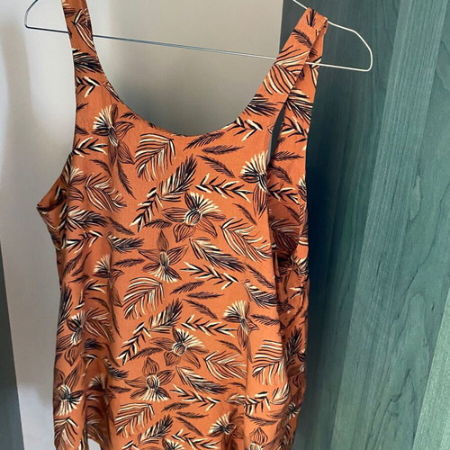 Ossira M top backless like new, white and orange