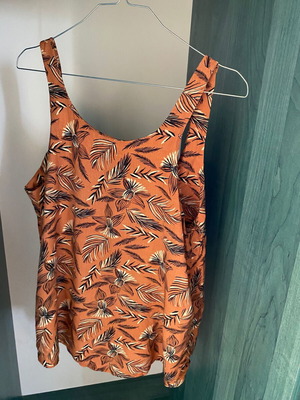Ossira M top backless like new, white and orange