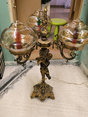 Polyphoto ceiling light used with one broken glass in good condition