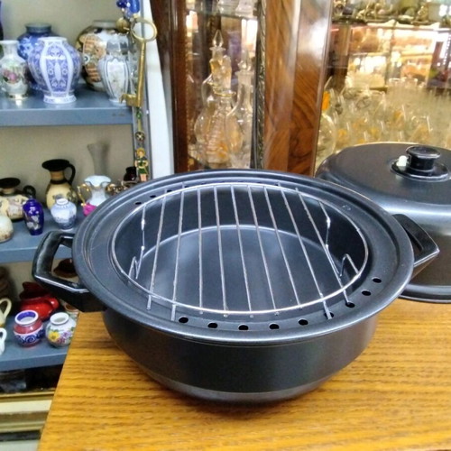 Aluminum roaster like new in black color with grill