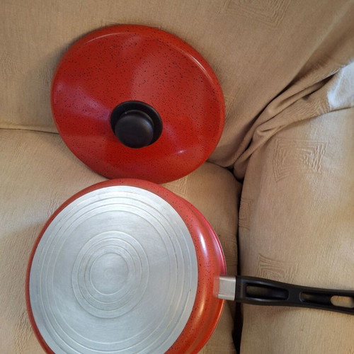 Nonstick saucepan with handle and lid like new, vibrant color
