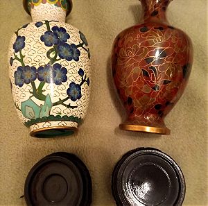 2 αυθεντικά (Cloisonne) Κλουαζονέ βάζα (15 εκατοστά) επισμαλτωμένα με πολύχρωμα σμάλτα και σχέδια με λουλούδια με τις ξύλινες βάσεις τους. Άριστη κατάσταση