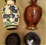  2 αυθεντικά (Cloisonne) Κλουαζονέ βάζα (15 εκατοστά) επισμαλτωμένα με πολύχρωμα σμάλτα και σχέδια με λουλούδια με τις ξύλινες βάσεις τους. Άριστη κατάσταση