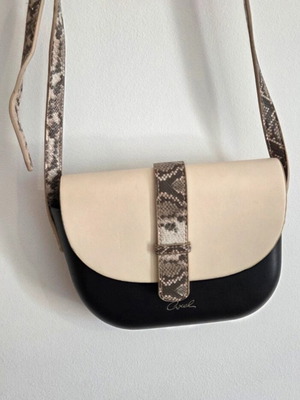 Axel shoulder bag like new, black and white