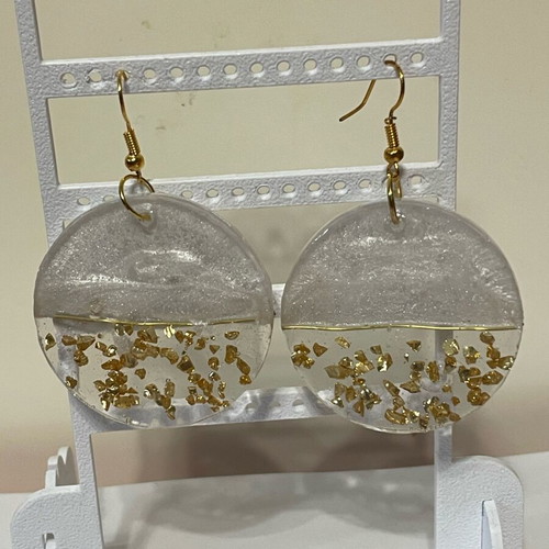 Dangling earrings new with white resin and gold stones
