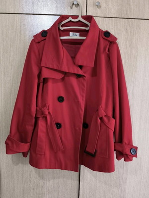 Short red trench coat like new, size L