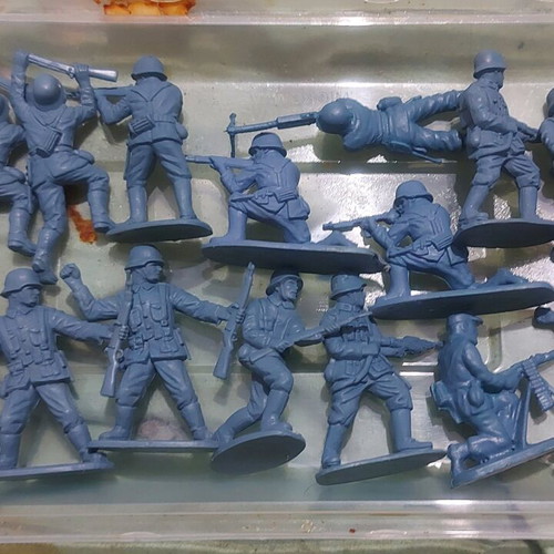 Matchbox military figures 15 pieces and Del Prado set 1:32 German infantry like new