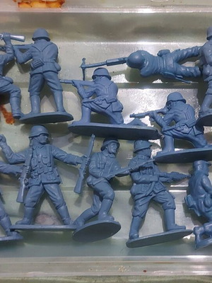 Matchbox military figures 15 pieces and Del Prado set 1:32 German infantry like new