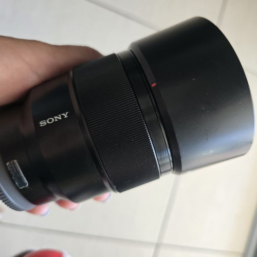 Sony FE 85mm f/1.8 lens like new