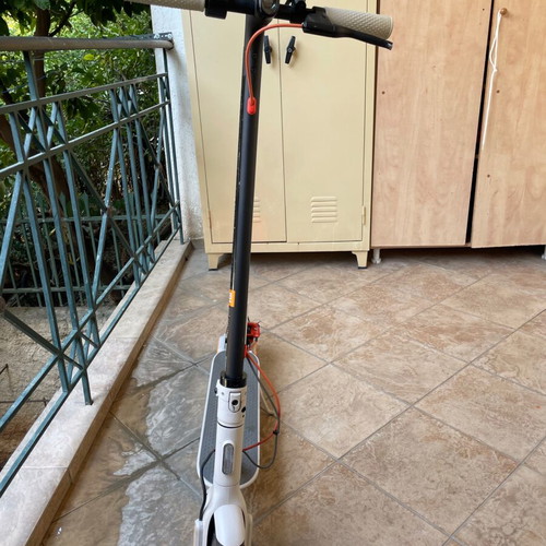 Mi Electric Scooter 3 like new with charger
