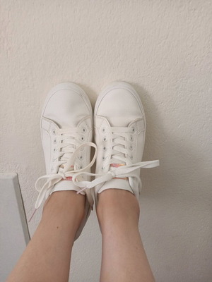 Sneakers white faux leather size 40 with iridescent details like new