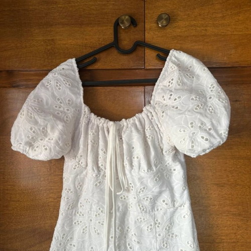 White guipure dress like new, comfortable romantic
