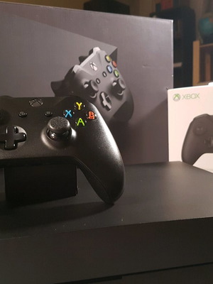 Xbox One X 1TB σαν καινούργιο με πρωτότυπα παιχνίδια RDR2 και Assassin’s Creed Valhalla