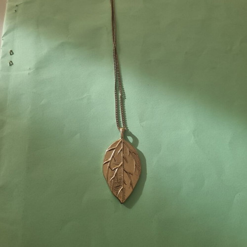 Leaf double-sided necklace like new