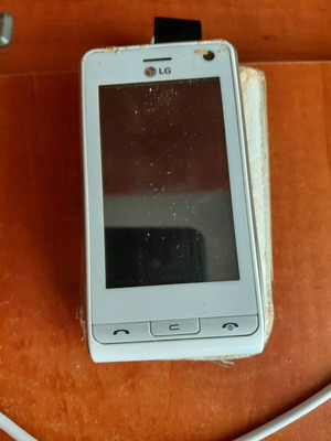 LG mobile phone used, old, for spare parts only