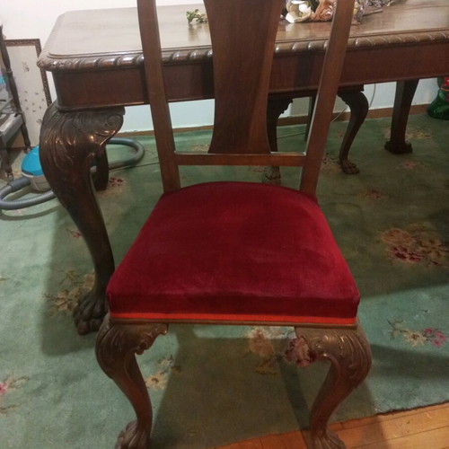 Antique dining table with lion legs and 6 chairs, like new