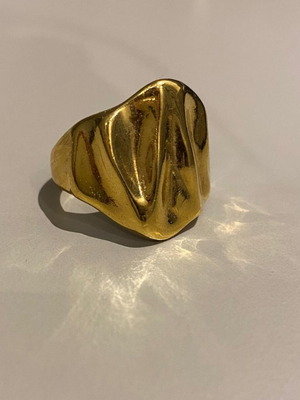 Adjustable ring like new
