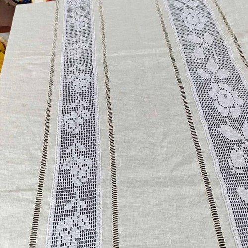 Rectangular linen tablecloth with handmade azur crochet like new
