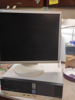 Vintage Fujitsu Esprimo P4 desktop PC με λειτουργική οθόνη NEC, μεταχειρισμένο