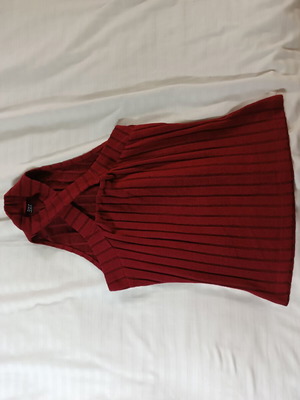 Shein knitted halterneck top like new, red rib-knit