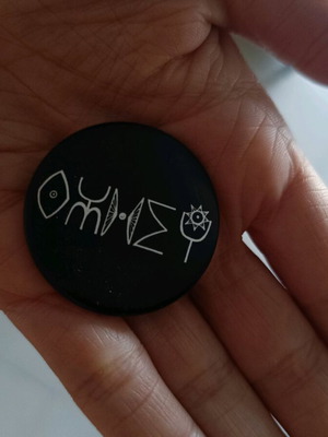 Pin "θυμήσου" like new, black and white