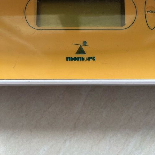 Momert digital baby scale like new with metal tray and hold button