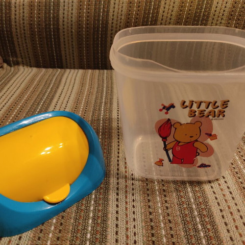 Small children's room bin with bear design, transparent with blue and yellow lid