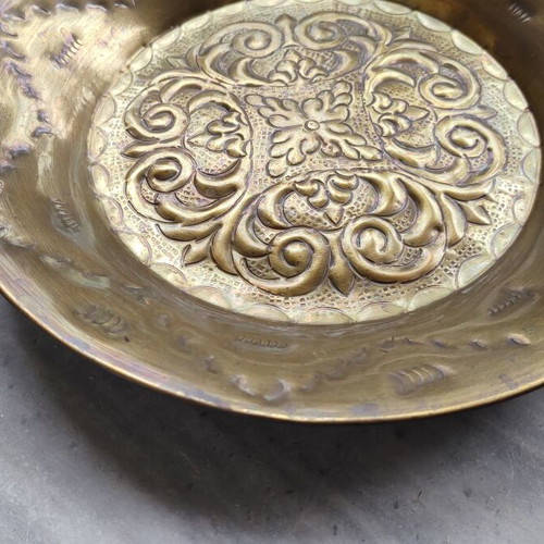 Carved bronze plate like new, diameter 25cm, height 3cm