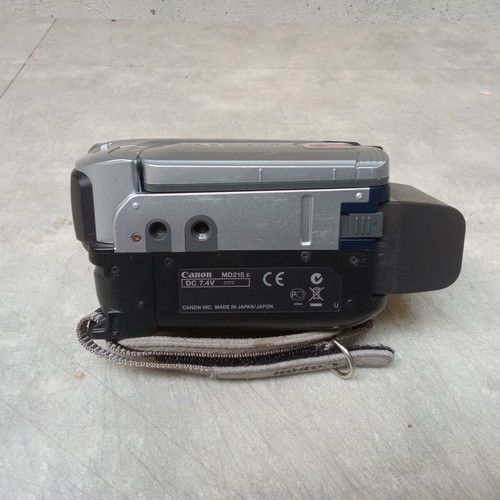 Canon MD 215 Mini DV video camera used, non-functional for parts