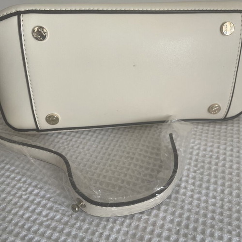 Axel shoulder bag like new, cream color