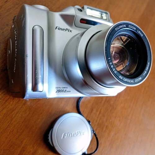 Fujifilm Finepix 2800 Zoom digital camera like new