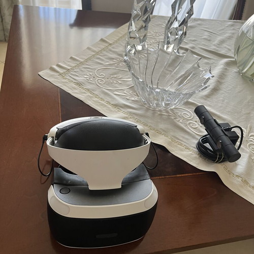 Sony PSVR 1 for PlayStation 4 with controller and game