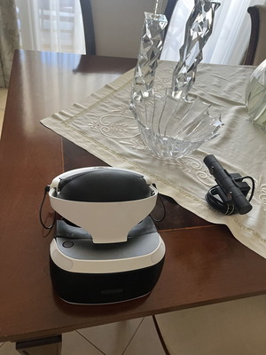 Sony PSVR 1 for PlayStation 4 with controller and game