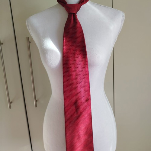 Silk tie like new, red