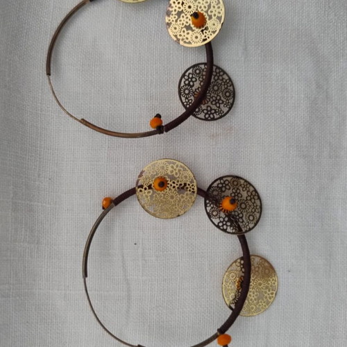 Gold-colored earrings used with ethnic details