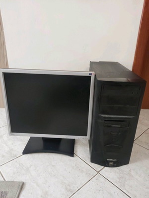 Υπολογιστής μεταχειρισμένος μαζί με οθόνη