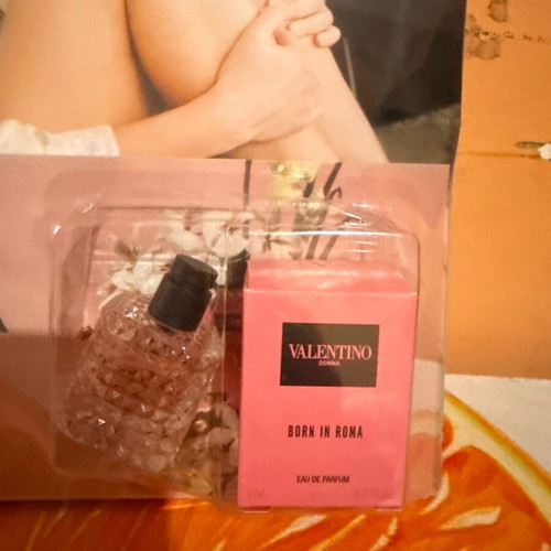 Περιοδικό Madame Figaro με άρωμα Valentino Born In Roma 6ml σαν καινούργιο