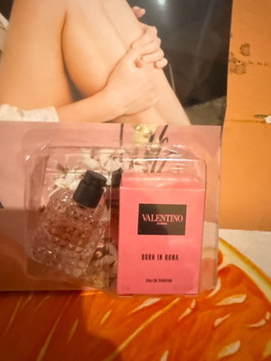 Περιοδικό Madame Figaro με άρωμα Valentino Born In Roma 6ml σαν καινούργιο