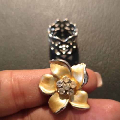 Ring set vintage adjustable flower design with transparent rhinestones and wide silver floral ring used